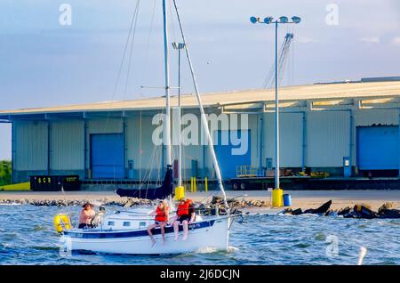 Eine Familie genießt eine Bootsfahrt in Gulfport Municipal Marina, 24. April 2022, in Gulfport, Mississippi. Stockfoto