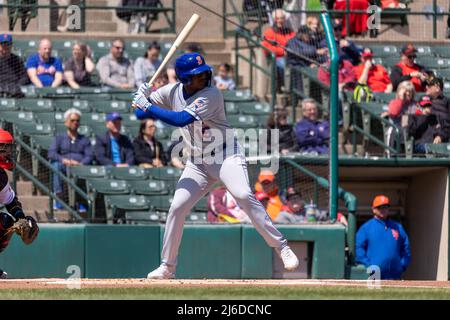 30. April 2022: Der Syracuse Mets-Außenfeldspieler Carlos Rincon (19) nimmt einen AT-Schläger gegen die Rochester Red Wings. Die Rochester Red Wings veranstalteten die Syracuse Mets in einem Spiel der International League im Frontier Field in Rochester, New York. (Jonathan Tenca/CSM) Stockfoto