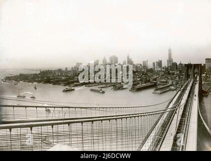 Hochwinkelansicht der Brooklyn Bridge und der Skyline von Downtown Manhattan, New York City, New York, USA, nicht identifizierter Künstler, Februar 1918 Stockfoto