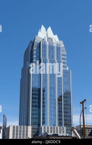 Austin, Texas, USA - 18. März 2022: Frost Bank Tower in Austin, Texas, USA. Die Frost Bank ist eine von Texas gemietete Bank. Stockfoto