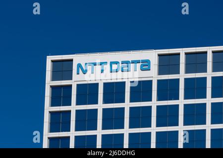 Das Schild von NTT DATA in seinem Bürogebäude in Plano, Texas, USA. Stockfoto