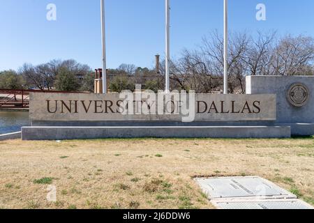 Irving, TX, USA - 20. März 2022: University of Dallas unterzeichnet auf seinem Campus in Irving, Texas, USA. Stockfoto