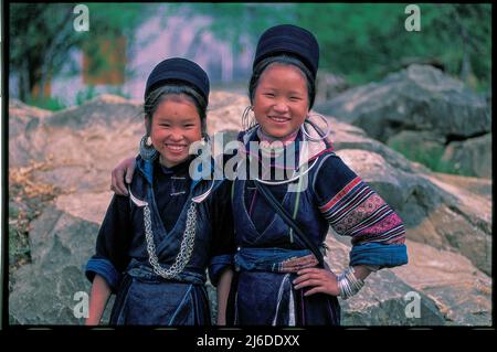 Porträt zweier Mädchen aus dem Stamm der schwarzen Hmong-Hügel in der Nähe von Sapa, Provinz Lào Cai, Vietnam. © Kraig Lieb Stockfoto