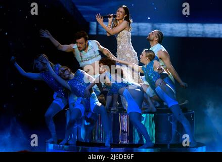 30. April 2022, Nordrhein-Westfalen, Köln: Melissa Mantzoukis singt "Runnin" in der Fernsehsendung "Deutschland sucht den Superstar". Heute wird entschieden, welcher Sänger im Finale nächste Woche antreten wird. Foto: Roberto Pfeil/dpa Stockfoto