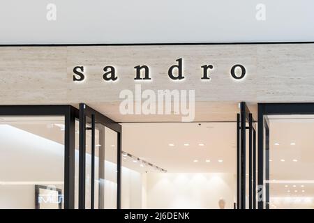 Houston, Texas, USA - 25. Februar 2022: Sandro-Laden in einem Einkaufszentrum. Stockfoto