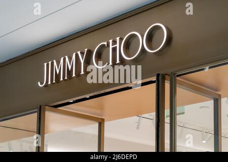 Houston, Texas, USA - 25. Februar 2022: Das Jimmy Choo-Ladenschild ist in einem Einkaufszentrum zu sehen. Stockfoto