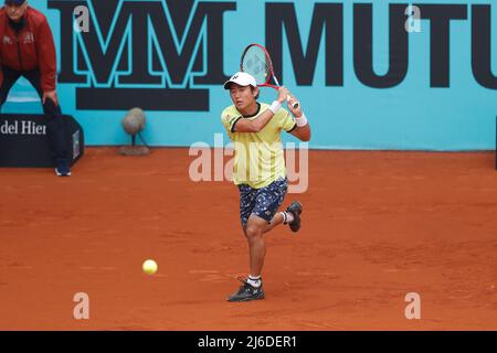 Yoshihito Nishioka (JPN), 30. APRIL 2022 - Tennis : Yoshihito Nishioka aus Japan beim Qualifying-Einzel 1.-Rundenspiel gegen Lorenzo Musetti aus Italien auf der ATP-Tour Masters 1000 'Mutua Madrid Open Tennis Tournament' im Caja Magica in Madrid, Spanien. (Foto von Mutsu Kawamori/AFLO) Stockfoto