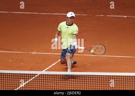 Yoshihito Nishioka (JPN), 30. APRIL 2022 - Tennis : Yoshihito Nishioka aus Japan beim Qualifying-Einzel 1.-Rundenspiel gegen Lorenzo Musetti aus Italien auf der ATP-Tour Masters 1000 'Mutua Madrid Open Tennis Tournament' im Caja Magica in Madrid, Spanien. (Foto von Mutsu Kawamori/AFLO) Stockfoto