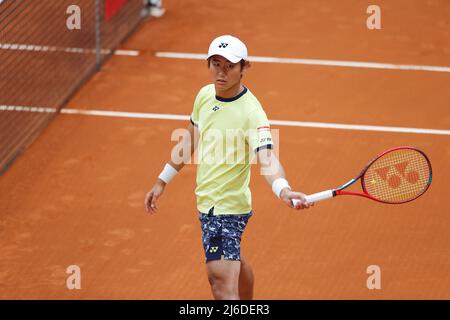 Yoshihito Nishioka (JPN), 30. APRIL 2022 - Tennis : Yoshihito Nishioka aus Japan beim Qualifying-Einzel 1.-Rundenspiel gegen Lorenzo Musetti aus Italien auf der ATP-Tour Masters 1000 'Mutua Madrid Open Tennis Tournament' im Caja Magica in Madrid, Spanien. (Foto von Mutsu Kawamori/AFLO) Stockfoto