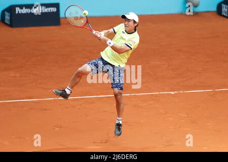 Yoshihito Nishioka (JPN), 30. APRIL 2022 - Tennis : Yoshihito Nishioka aus Japan beim Qualifying-Einzel 1.-Rundenspiel gegen Lorenzo Musetti aus Italien auf der ATP-Tour Masters 1000 'Mutua Madrid Open Tennis Tournament' im Caja Magica in Madrid, Spanien. (Foto von Mutsu Kawamori/AFLO) Stockfoto