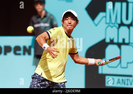 Yoshihito Nishioka (JPN), 30. APRIL 2022 - Tennis : Yoshihito Nishioka aus Japan beim Qualifying-Einzel 1.-Rundenspiel gegen Lorenzo Musetti aus Italien auf der ATP-Tour Masters 1000 'Mutua Madrid Open Tennis Tournament' im Caja Magica in Madrid, Spanien. (Foto von Mutsu Kawamori/AFLO) Stockfoto