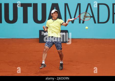 Yoshihito Nishioka (JPN), 30. APRIL 2022 - Tennis : Yoshihito Nishioka aus Japan beim Qualifying-Einzel 1.-Rundenspiel gegen Lorenzo Musetti aus Italien auf der ATP-Tour Masters 1000 'Mutua Madrid Open Tennis Tournament' im Caja Magica in Madrid, Spanien. (Foto von Mutsu Kawamori/AFLO) Stockfoto