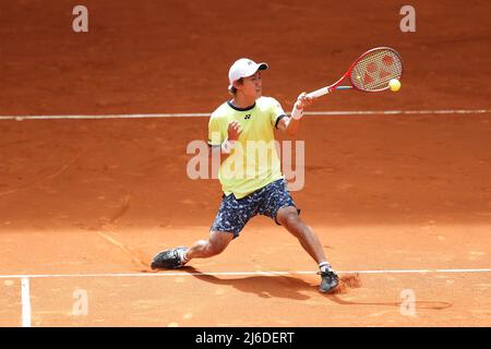 Yoshihito Nishioka (JPN), 30. APRIL 2022 - Tennis : Yoshihito Nishioka aus Japan beim Qualifying-Einzel 1.-Rundenspiel gegen Lorenzo Musetti aus Italien auf der ATP-Tour Masters 1000 'Mutua Madrid Open Tennis Tournament' im Caja Magica in Madrid, Spanien. (Foto von Mutsu Kawamori/AFLO) Stockfoto