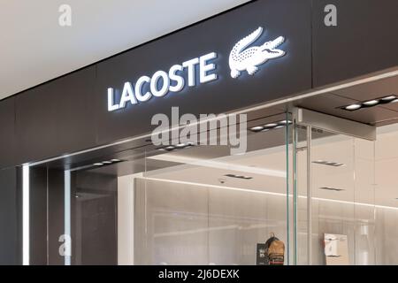 Houston, Texas, USA - 25. Februar 2022: Lacoste-Laden in einem Einkaufszentrum. Stockfoto