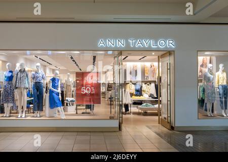 Houston, Texas, USA - 25. Februar 2022: Ann Taylor Store in einem Einkaufszentrum. Stockfoto