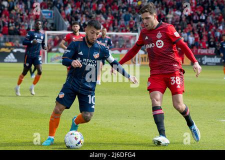 , Ontario, Kanada. 30. April 2022, Toronto, Ontario, Kanada: Luciano Acosta (10) und Shane O'Neill (27) im Einsatz während des MLS-Spiels zwischen dem FC Toronto und dem FC Cincinnati. Das Spiel endete 1-2 für den FC Cincinnati. (Bild: © Angel Marchini/ZUMA Press Wire) Bild: ZUMA Press, Inc./Alamy Live News Stockfoto