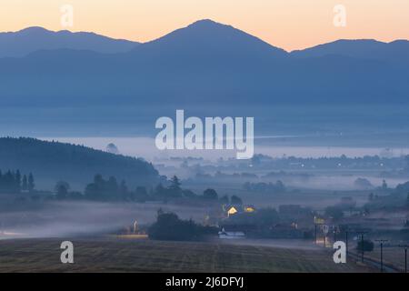 Morgennebel im Dorf Ondrasova, Slowakei. Stockfoto