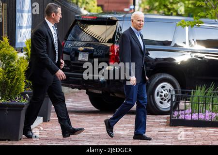 US-Präsident Joe Biden verlässt die Holy Trinity Catholic Church in Georgetown, bevor er am 30. April 2022 beim Korrespondenten-Dinner im Weißen Haus in Washington, DC, USA, sprach. Der Auftritt beim Abendessen ist das erste Mal, dass ein Präsident die Veranstaltung seit sechs Jahren Bidenâs den Kopf gestellt hat. Kredit: Jim LoScalzo / Pool über CNP Stockfoto