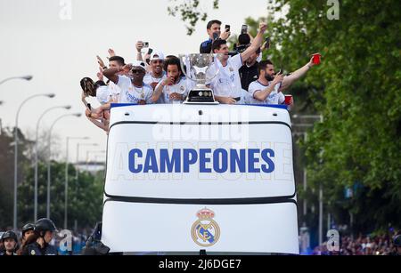 (220501) -- MADRID, 1. Mai 2022 (Xinhua) -- Real Madrids Spieler feiern nach dem Gewinn des Fußballspiels der Spanischen Liga gegen RCD Espanyol in Madrid, Spanien, am 30. April 2022. Real Madrid gewann 4-0 und gewann 35. den Titel der La Liga. (Foto von Gustavo Valiente/Xinhua) Stockfoto