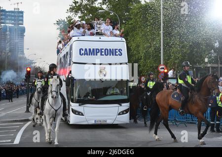 (220501) -- MADRID, 1. Mai 2022 (Xinhua) -- Real Madrids Spieler feiern nach dem Gewinn des Fußballspiels der Spanischen Liga gegen RCD Espanyol in Madrid, Spanien, am 30. April 2022. Real Madrid gewann 4-0 und gewann 35. den Titel der La Liga. (Foto von Gustavo Valiente/Xinhua) Stockfoto