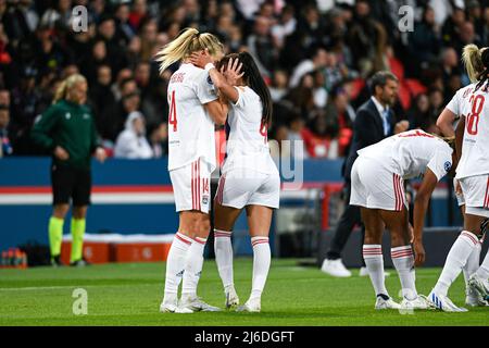 Paris, Frankreich. 30. April 2022. Ada Hegerberg und Selma Bacha feiern am 30. April 2022 im Stadion Parc des Princes in Paris, Frankreich, ein Tor während der UEFA Women's Champions League, des Halbfinals und des Fußballspiels mit 2. Beinen zwischen Paris Saint-Germain (PSG) und Olympique Lyonnais (OL). Kredit: Victor Joly/Alamy Live Nachrichten Stockfoto