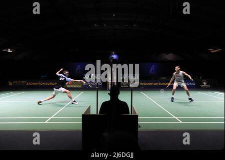 (220501) -- MADRID, 1. Mai 2022 (Xinhua) -- der Däne Victor Axelsen (L) tritt im Finale der Männer gegen anders Antonsen aus Dänemark bei der Badminton-Europameisterschaft 2022 in Madrid, Spanien, am 30. April 2022 an. (Foto von Gustavo Valiente/Xinhua) Stockfoto