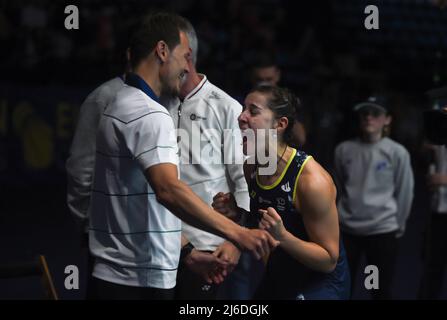 (220501) -- MADRID, 1. Mai 2022 (Xinhua) -- Carolina Marin (R) aus Spanien feiert den Sieg nach dem finalen Spiel der Frauen gegen Kirsty Gilmour aus Schottland bei den Badminton-Europameisterschaften 2022 in Madrid, Spanien, 30. April 2022. (Foto von Gustavo Valiente/Xinhua) Stockfoto