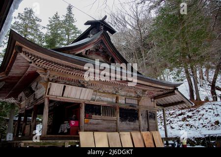 Tempel in tief verschneiten Berg in Japan Stockfoto