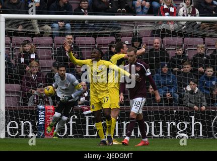 Tynecastle Park Edinburgh, Schottland, 30.. April 22. Heart of Midlothian vs Ross County Cinch Premiership Match. Dejection für Ross County Stürmer, Jordan White, & Regan Charles-Cook (17) nach seinem nicht erlaubten Tor Credit: eric mccowat/Alamy Live News Stockfoto