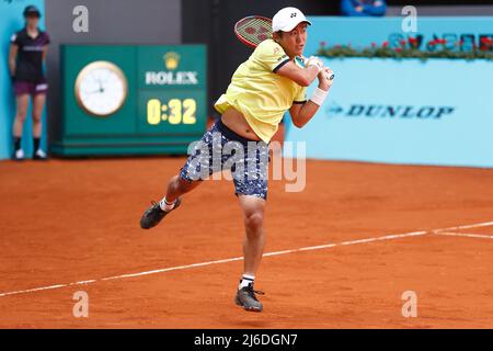 Yoshihito Nishioka (JPN), 30. APRIL 2022 - Tennis : Yoshihito Nishioka aus Japan beim Qualifying-Einzel 1.-Rundenspiel gegen Lorenzo Musetti aus Italien auf der ATP-Tour Masters 1000 'Mutua Madrid Open Tennis Tournament' im Caja Magica in Madrid, Spanien. (Foto von Mutsu Kawamori/AFLO) Stockfoto