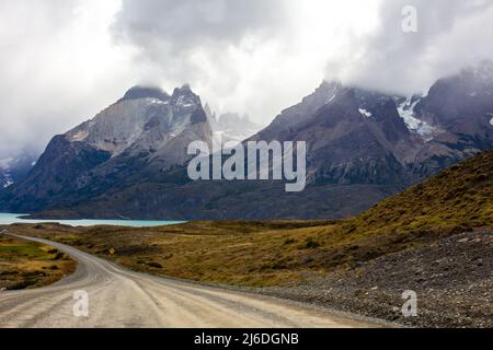 Straße im chilenischen Nationalpark in Patagonien Torres del paine Stockfoto