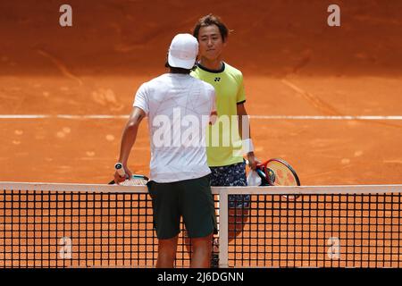 Yoshihito Nishioka (JPN), 30. APRIL 2022 - Tennis : Yoshihito Nishioka aus Japan beim Qualifying-Einzel 1.-Rundenspiel gegen Lorenzo Musetti aus Italien auf der ATP-Tour Masters 1000 'Mutua Madrid Open Tennis Tournament' im Caja Magica in Madrid, Spanien. (Foto von Mutsu Kawamori/AFLO) Stockfoto