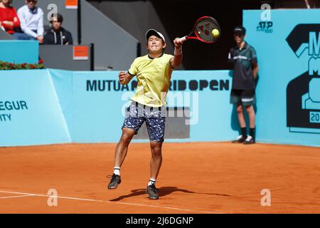 Yoshihito Nishioka (JPN), 30. APRIL 2022 - Tennis : Yoshihito Nishioka aus Japan beim Qualifying-Einzel 1.-Rundenspiel gegen Lorenzo Musetti aus Italien auf der ATP-Tour Masters 1000 'Mutua Madrid Open Tennis Tournament' im Caja Magica in Madrid, Spanien. (Foto von Mutsu Kawamori/AFLO) Stockfoto