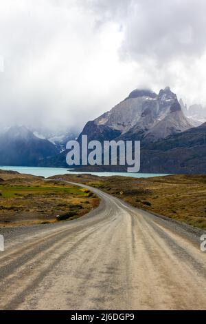 Straße im chilenischen Nationalpark in Patagonien Torres del paine Stockfoto