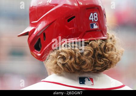 St. Louis Cardinals Harrison Bader wartet im Dugout, um gegen die Arizona Diamondbacks im siebten Inning im Busch Stadium in St. Louis am Samstag, 30. April 2022 zu schlagen. Foto von Bill Greenblatt/UPI Stockfoto