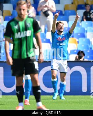 (220501) -- NEAPEL, 1. Mai 2022 (Xinhua) -- Napoli's Dries Mertens (R) feiert sein Tor während eines Fußballspiels der Serie A zwischen Napoli und Sassuolo in Neapel, Italien, am 30. April 2022. (Foto von Alberto Lingria/Xinhua) Stockfoto