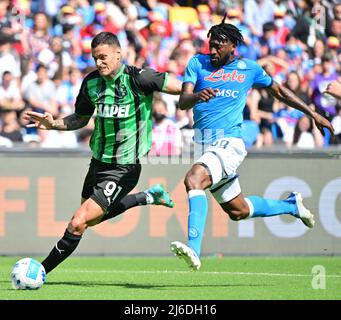 (220501) -- NEAPEL, 1. Mai 2022 (Xinhua) -- Napoli's Andre' Anguissa (R) vies mit Sassuolo's Gianluca Scamacca während eines Serie-A-Fußballspiels zwischen Napoli und Sassuolo in Neapel, Italien am 30. April 2022. (Foto von Alberto Lingria/Xinhua) Stockfoto