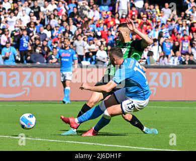 (220501) -- NEAPEL, 1. Mai 2022 (Xinhua) -- Napoli's Amir Rrahmani (vorne) erzielt sein Tor während eines Serie-A-Fußballspiels zwischen Napoli und Sassuolo in Neapel, Italien, am 30. April 2022. (Foto von Alberto Lingria/Xinhua) Stockfoto