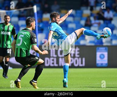 (220501) -- NEAPEL, 1. Mai 2022 (Xinhua) -- Napoli's Dries Mertens (R) spielt mit Sassuolo's Kaan Ayhan während eines Serie-A-Fußballspiels zwischen Napoli und Sassuolo am 30. April 2022 in Neapel, Italien. (Foto von Alberto Lingria/Xinhua) Stockfoto