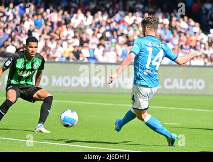 (220501) -- NEAPEL, 1. Mai 2022 (Xinhua) -- Napoli's Dries Mertens (R) erzielt sein Tor während eines Fußballspiels der Serie A zwischen Napoli und Sassuolo in Neapel, Italien, am 30. April 2022. (Foto von Alberto Lingria/Xinhua) Stockfoto