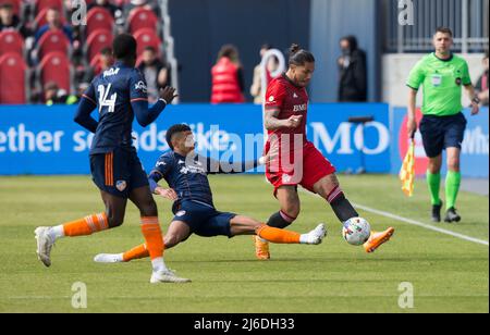 (220501) -- TORONTO, 1. Mai 2022 (Xinhua) -- Carlos Salcedo (2. R) vom FC Toronto vies mit Brenner (2. L) vom FC Cincinnati während des Spiels der Major League Soccer (MLS) 2022 zwischen dem FC Toronto und dem FC Cincinnati in Toronto, Kanada, am 30. April 2022. (Foto von Zou Zheng/Xinhua) Stockfoto