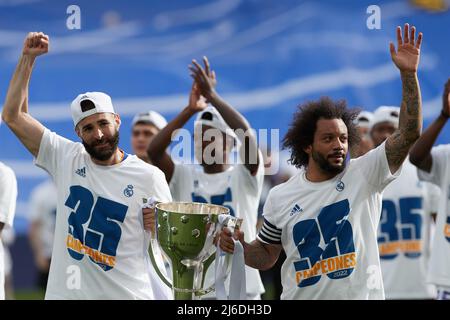 (220501) -- MADRID, 1. Mai 2022 (Xinhua) -- Karim Benzema (L) von Real Madrid und Marcelo feiern den Sieg nach einem spanischen Fußballspiel der La Liga zwischen RCD Espanyol und Real Madrid am 30. April 2022 in Madrid, Spanien. Real Madrid gewann 4-0 und gewann 35. den Titel der La Liga. (Xinhua/Meng Dingbo) Stockfoto