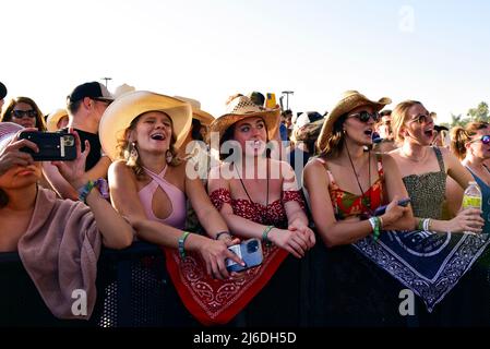 Indio, Kalifornien, 30. April 2022 - das Publikum hat Spaß beim Stagecoach Country Music Festival. Kredit: Ken Howard/Alamy Live Nachrichten Stockfoto