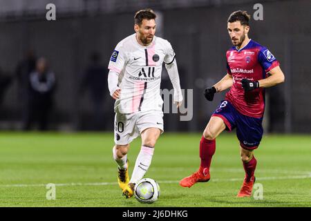 Clermont-Ferrand, Frankreich - 09. April: Lionel Messi aus Paris Saint Germain (L) wird während der Ligue 1 Ube von Jason Berthomier aus Clermont Foot (R) verfolgt Stockfoto