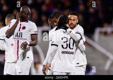 Clermont-Ferrand, Frankreich - 09. April: Neymar Junior von Paris Saint Germain (R) feiert sein Tor mit seinen Teamkollegen während der Ligue 1 Uber Eats Matte Stockfoto