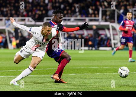 Clermont-Ferrand, Frankreich - 09. April: Kylian Mbappe von Paris Saint Germain (L) kämpft während der Lig um den Ball mit Alidu Seidu von Clermont Foot (R) Stockfoto