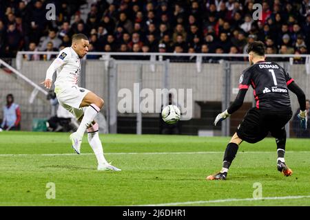 Clermont-Ferrand, Frankreich - 09. April: Kylian Mbappe von Paris Saint Germain (L) spielt während des L gegen Torhüter Arthur Desmas von Clermont Foot (L) Stockfoto