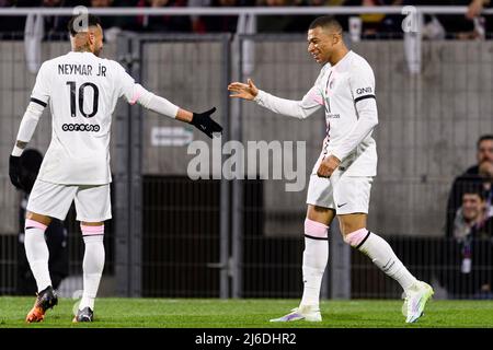 Clermont-Ferrand, Frankreich - 09. April: Kylian Mbappe von Paris Saint Germain (R) feiert sein Ziel mit seinem Teamkollegen Neymar Junior von Paris Saint Germ Stockfoto