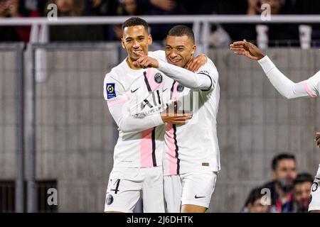 Clermont-Ferrand, Frankreich - 09. April: Kylian Mbappe von Paris Saint Germain (R) feiert sein Ziel mit seinem Teamkollegen Thilo Kehrer von Paris Saint Germa Stockfoto