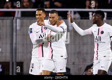 Clermont-Ferrand, Frankreich - 09. April: Kylian Mbappe von Paris Saint Germain (C) feiert sein Ziel mit seinem Teamkollegen Thilo Kehrer von Paris Saint Germa Stockfoto